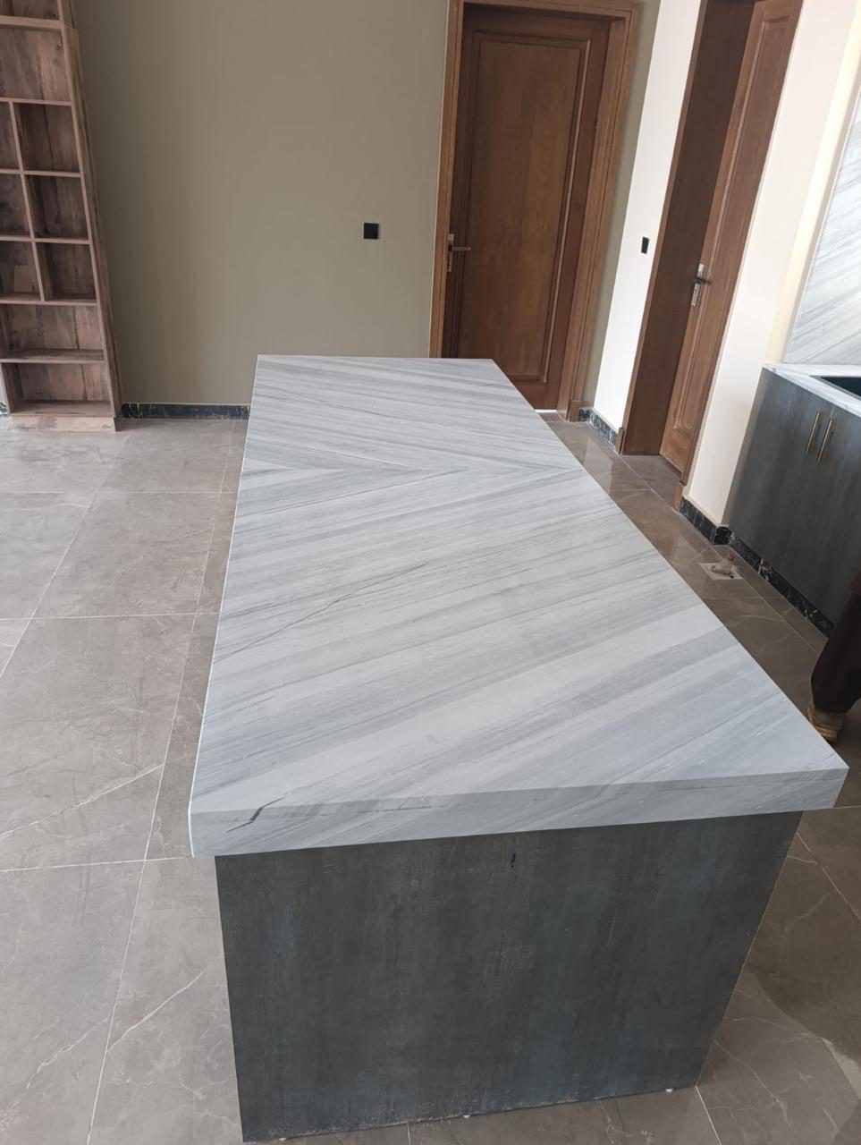 Kitchen in Silver Linear Marble